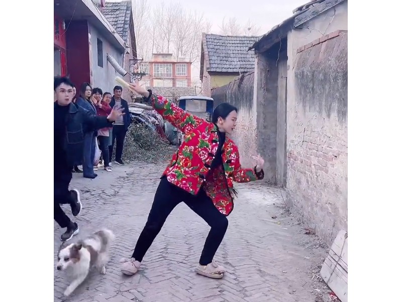 聂小妹：“疯癫”美女吸粉百万，明明能靠才艺，却偏偏要搞笑？