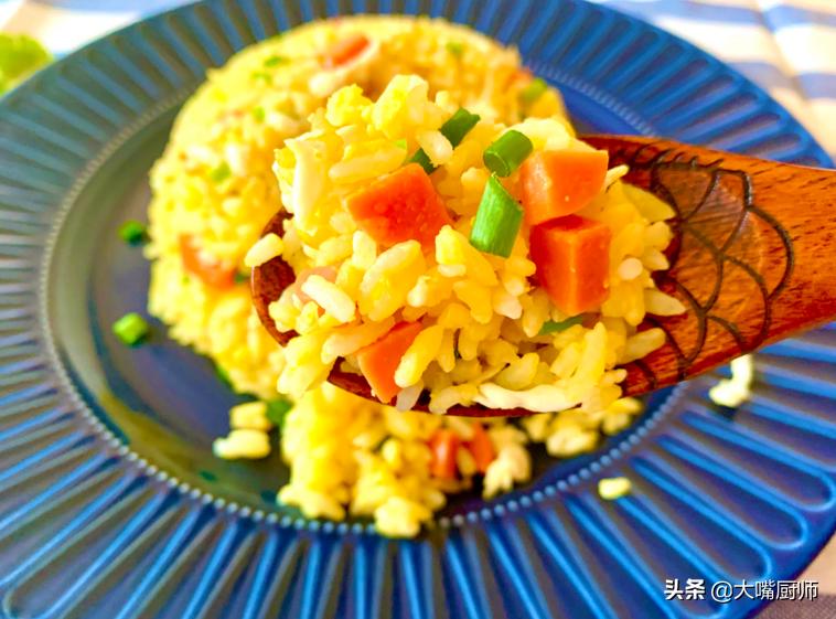 做蛋炒饭是先倒油还是先开火,做蛋炒饭要不要先把饭炒熟