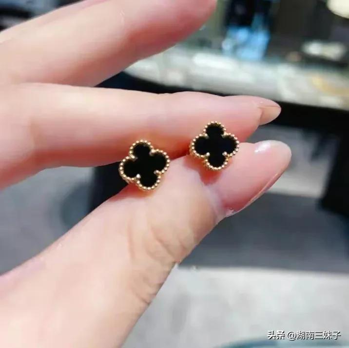 李少莉戴胸针照片,李少莉的胸针什么牌子