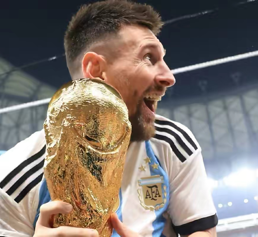 梅西穿的黑纱是不是送劳塔罗了,梅西捧杯黑袍去哪了