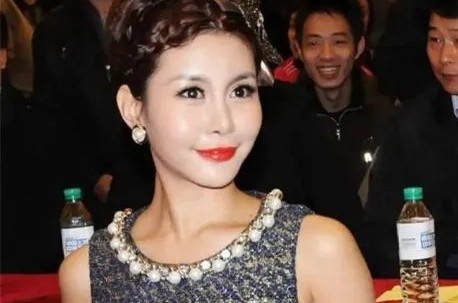 那个宁愿坐在宝马里哭的人,那个宁愿坐在宝马里哭的女孩