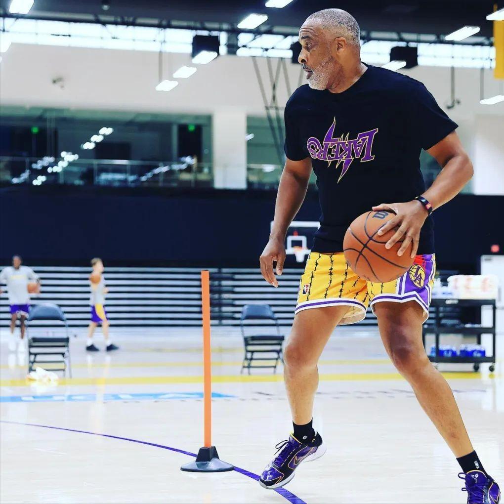 菲尔汉迪篮球,湖人训练师菲尔汉迪投篮