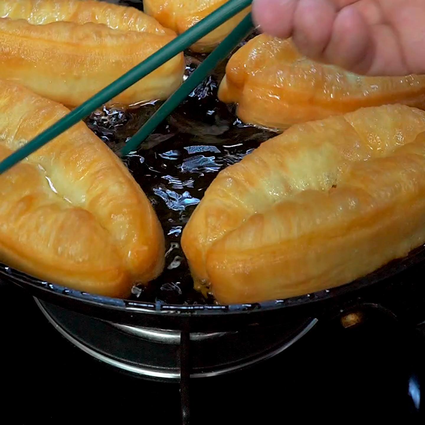 小油条的家常做法酥脆松软简单,家常油条最正宗的做法配方和诀窍