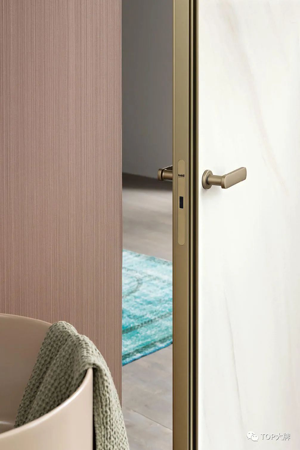 意大利轻奢顶级卧室门,意式轻奢风格隐形门