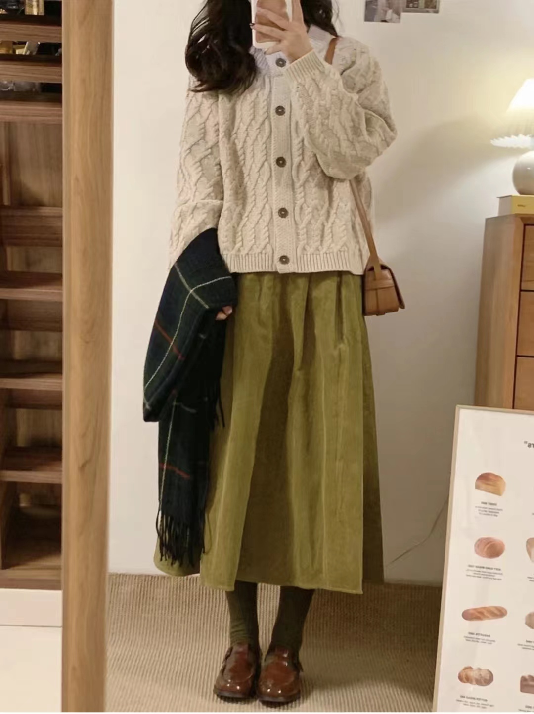 灯芯绒半身裙秋冬怎么搭配,灯芯绒碎花半身裙秋冬