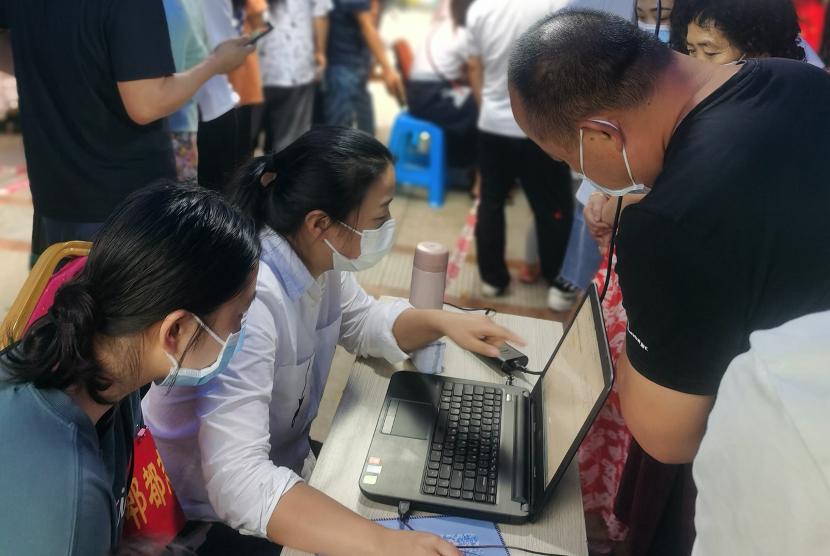 郫都区教育系统376名*党**员教师志愿者逆行而上战疫情