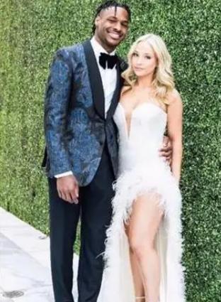 布朗尼住院2两天，白人女友全程陪伴！身材傲人性感堪称人间*物尤**