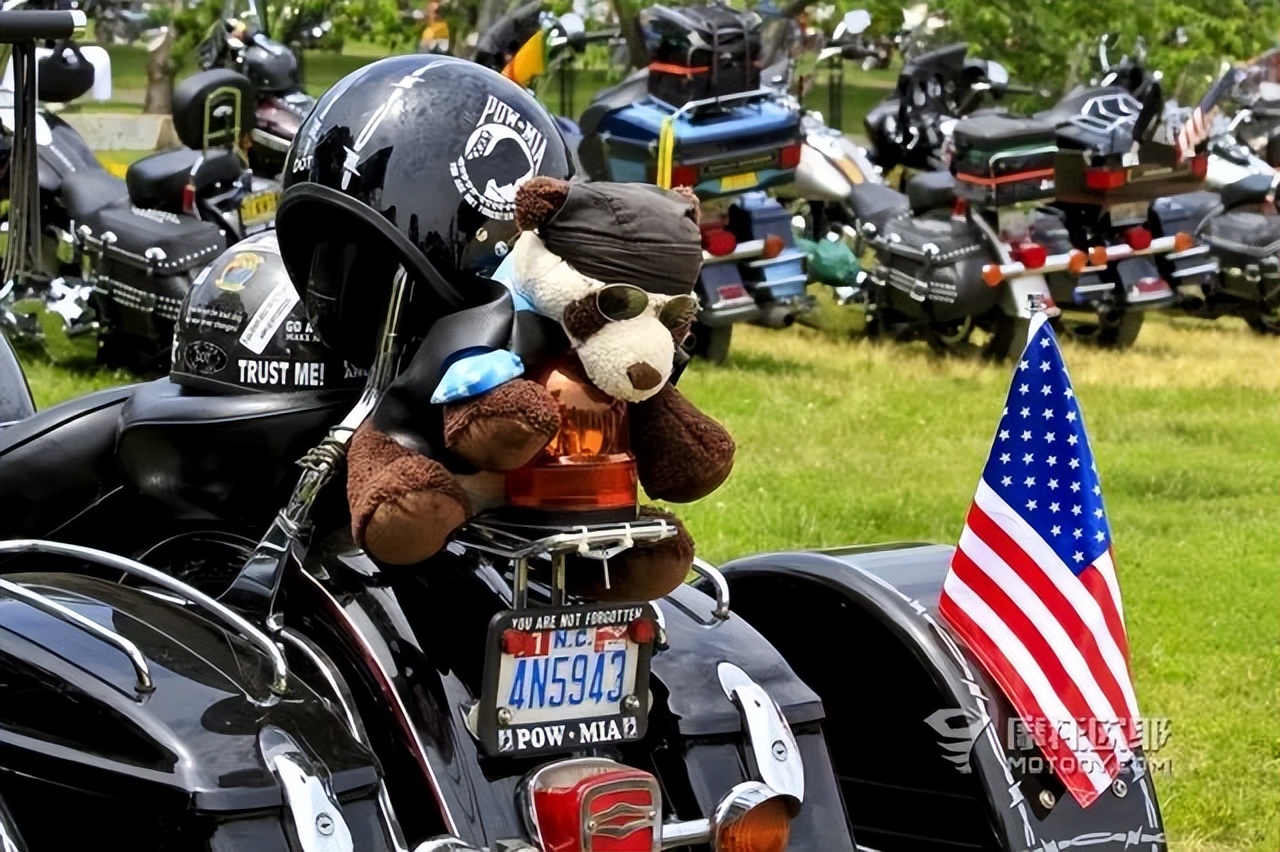 摩托车后面为什么放个玩具熊,摩托车上为什么挂毛绒玩具