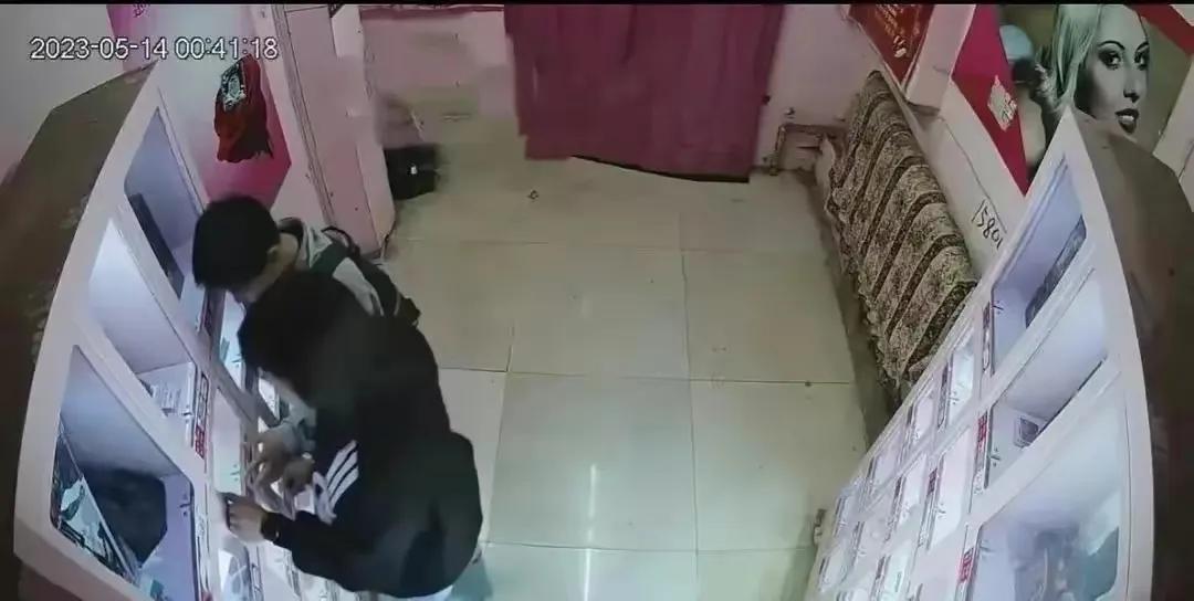 两女孩半夜偷东西,两女子偷成人物品后续