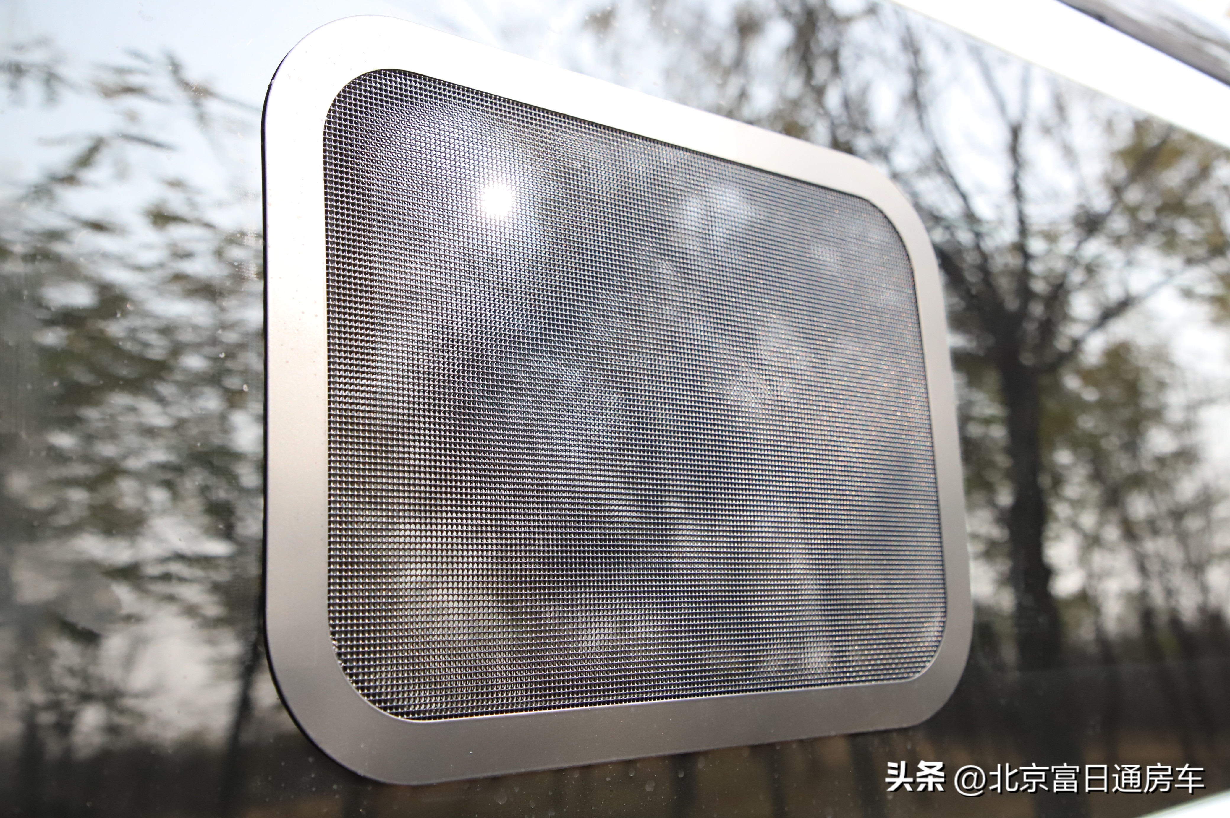 自带全封闭帐篷越野房车,模块化露营房车车长4米重500