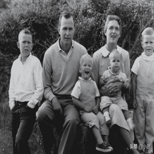 日军兽行照片：当着父亲的面玷污他女儿，临走还残忍割下妻子乳房