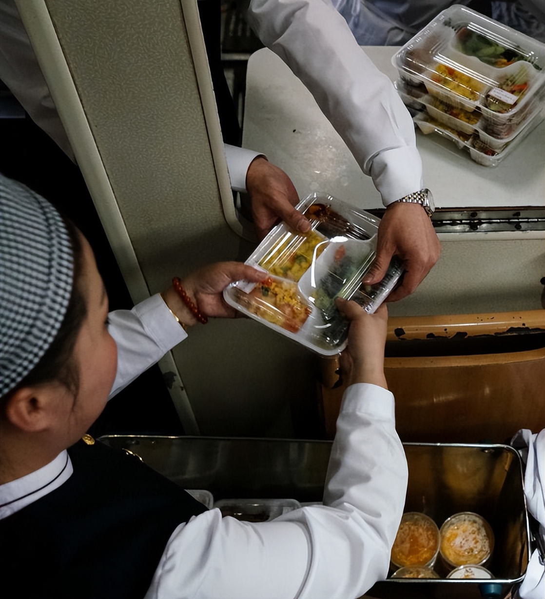 年薪50万却因高铁60元盒饭崩溃,年薪50万高铁60元盒饭