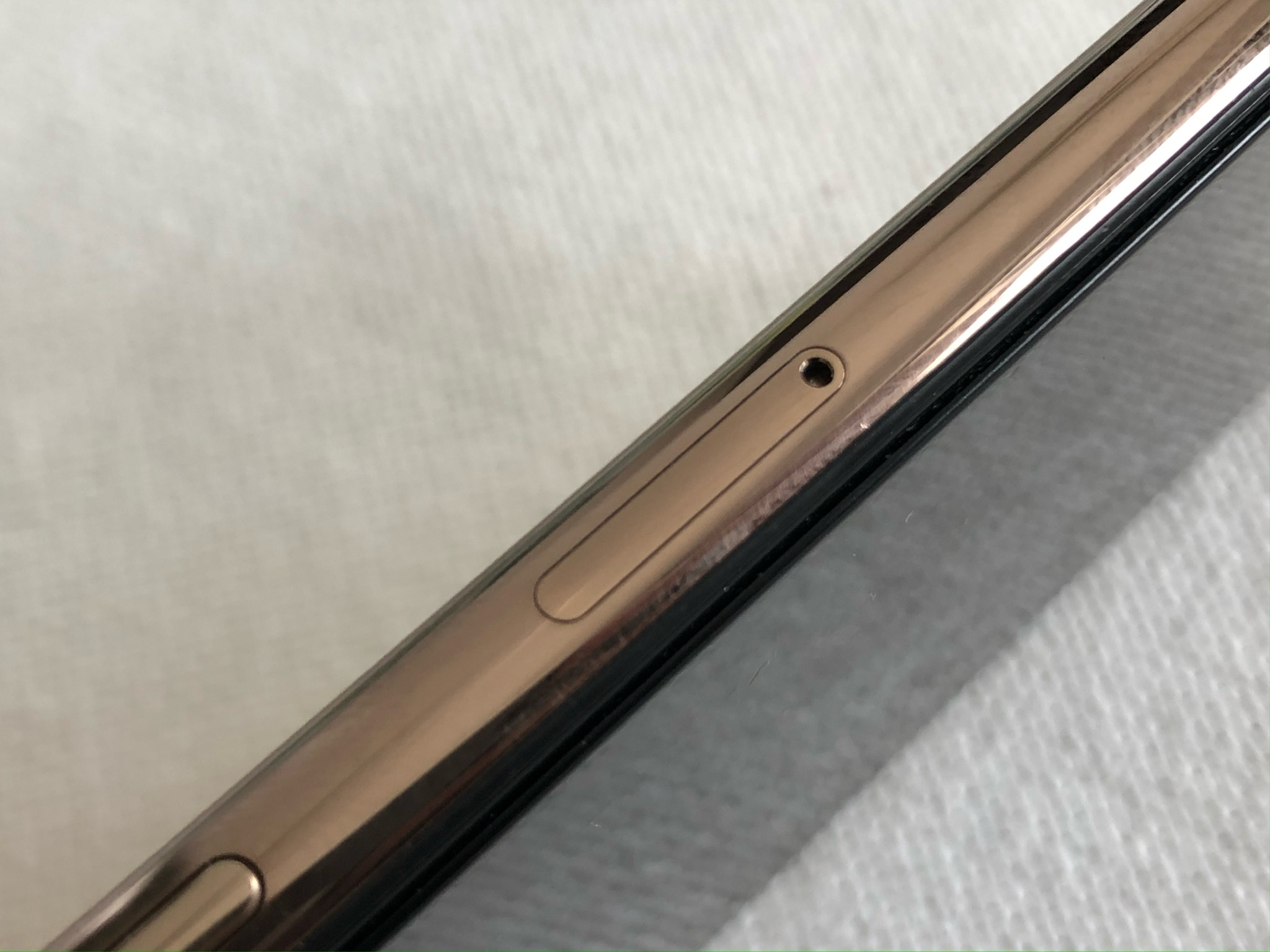 在二手市场收了一部iPhoneXS，开始为安卓低端机市场担忧了