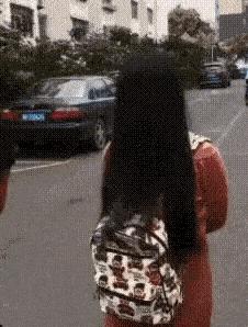 想问这姑娘衣服在哪买的,会不会挨揍?亮点