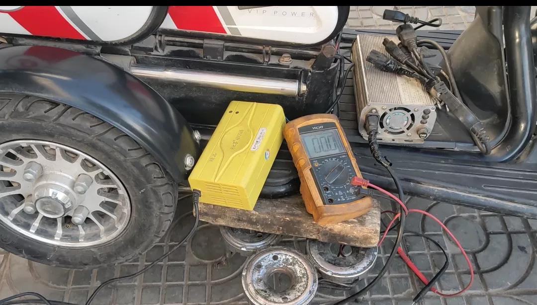 电动车转电门就掉两格电,电动车加电门就掉电松开又恢复