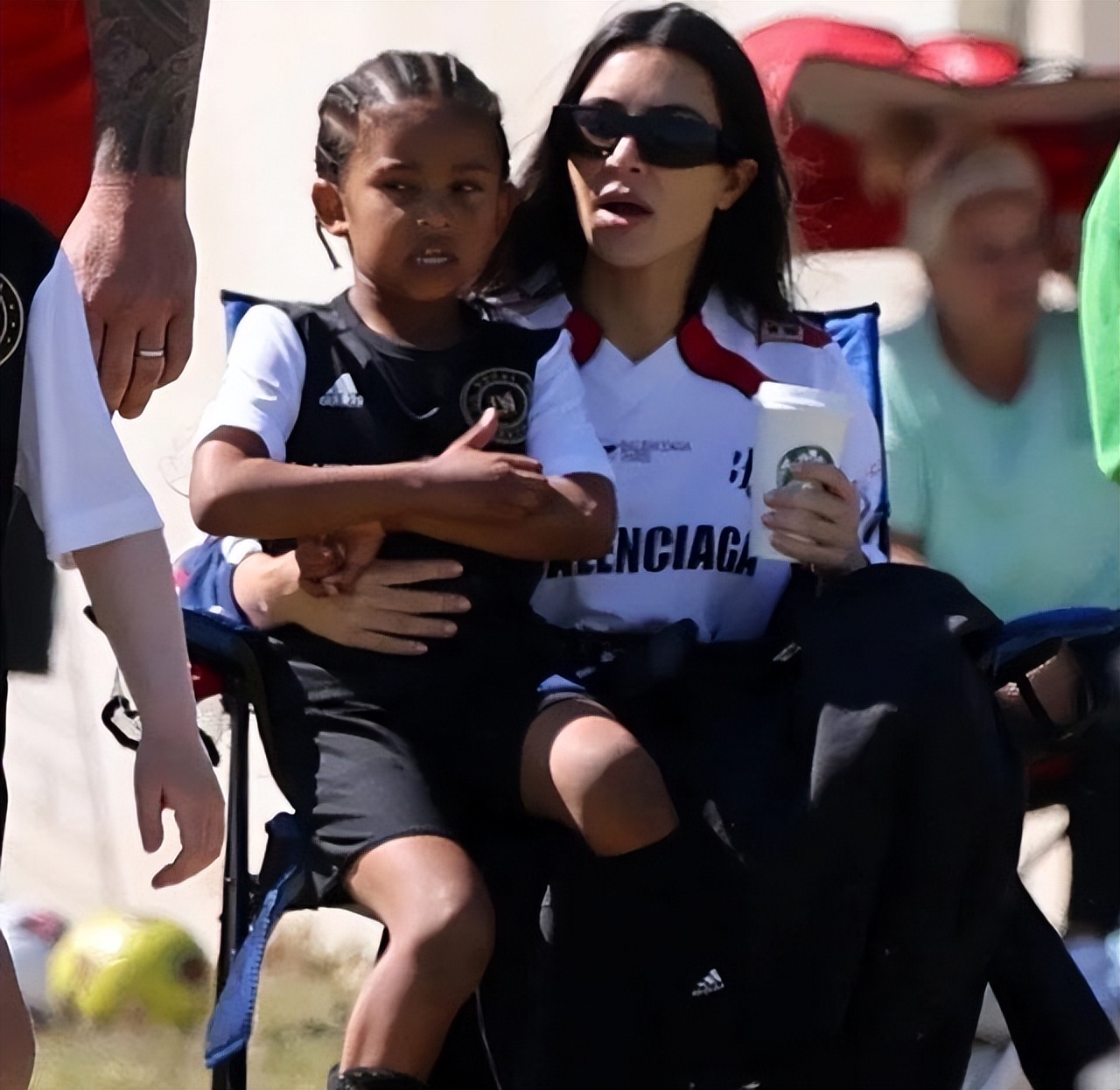 卡戴珊现身迈阿密,卡戴珊游泳池穿个性衣服