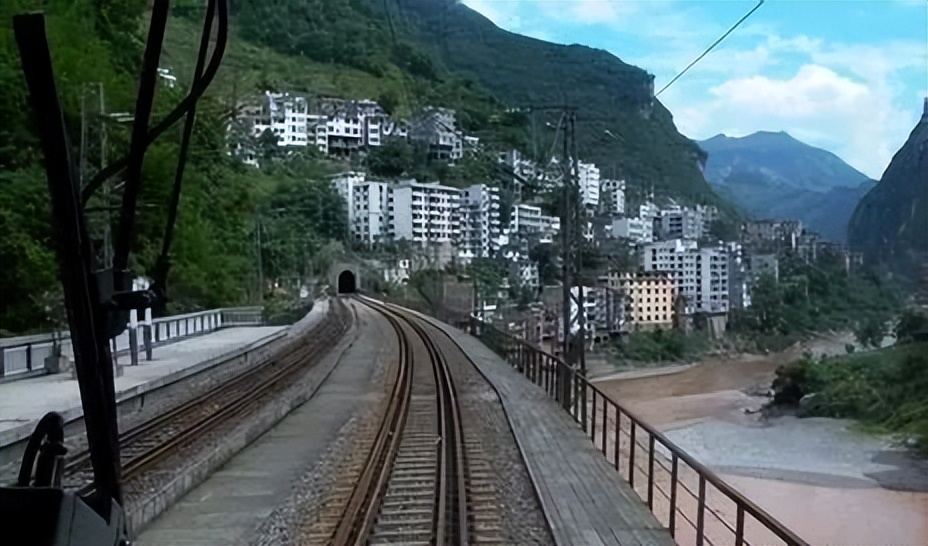 云南的小县城还有没有发展,云南的城市为什么叫州