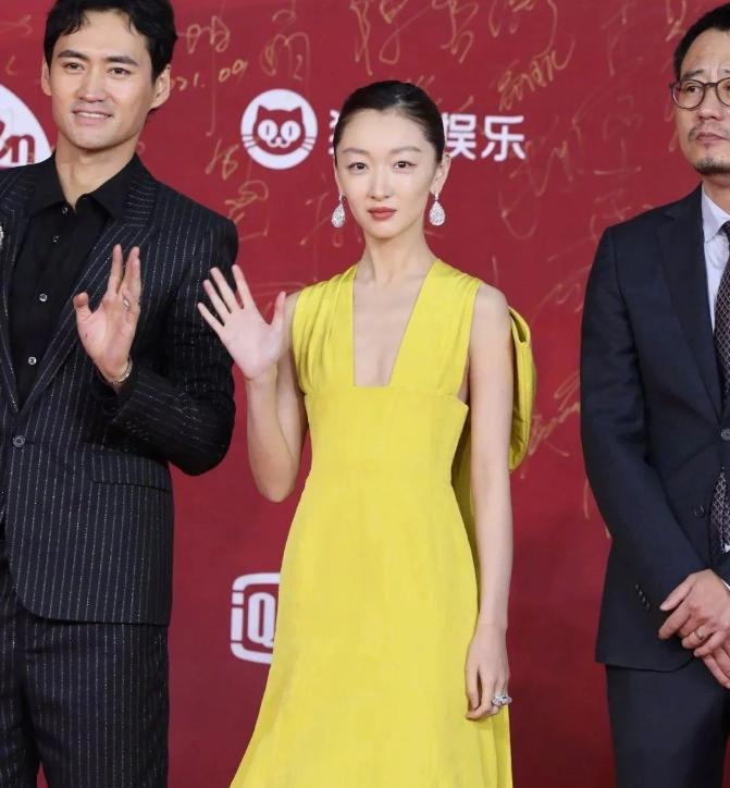 因为肩塌而红毯翻车的女明星,各个女星的红毯穿衣事故