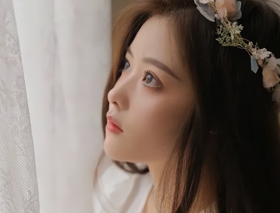 57岁妇女长外阴白斑是咋回事,女士外阴长白斑