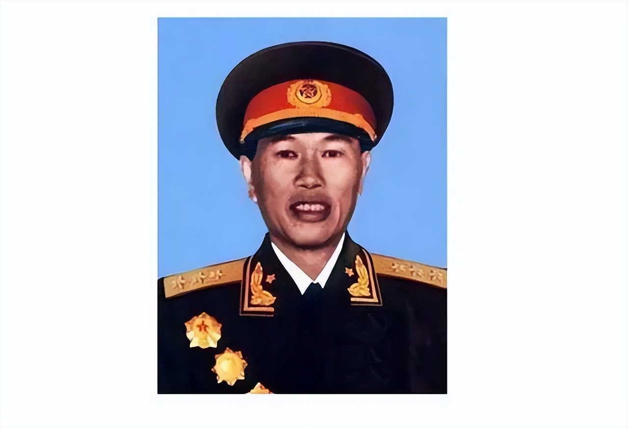 1936年，邓华缴获五箱白金龙烟，只给主席一支，毛主席：财不外露