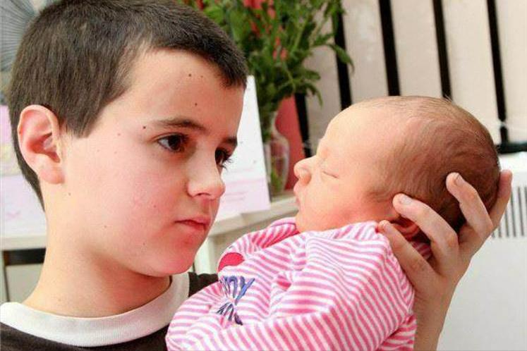 14年前，英国十三岁男孩“喜当爹”！生下一女后，后来怎么样了？