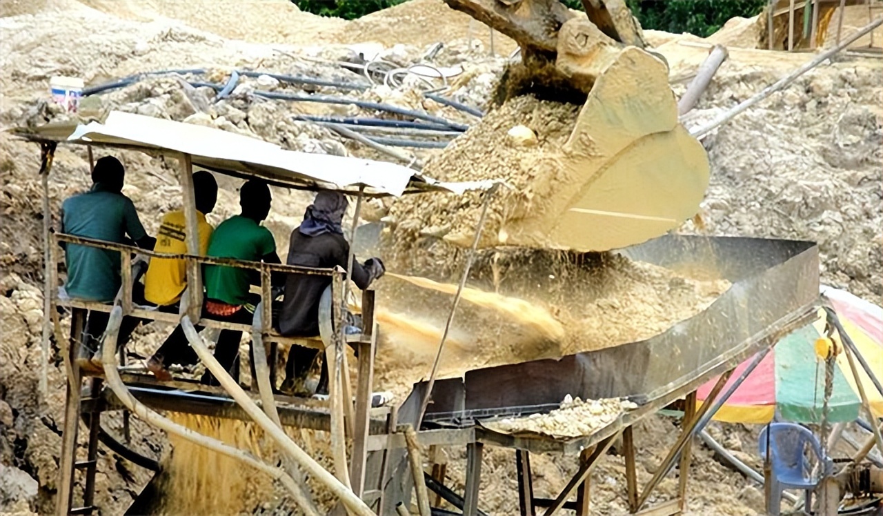 广西“上林帮”非洲淘金记：为钱殊死搏斗，常备200克金子保命