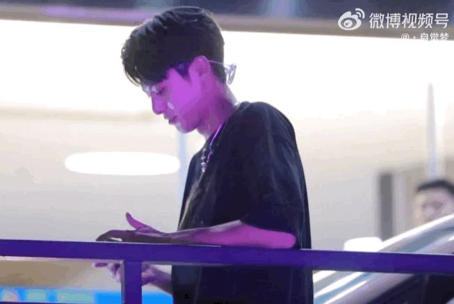 王鹤棣出席活动微博惊艳,王鹤棣一夜爆红的反应