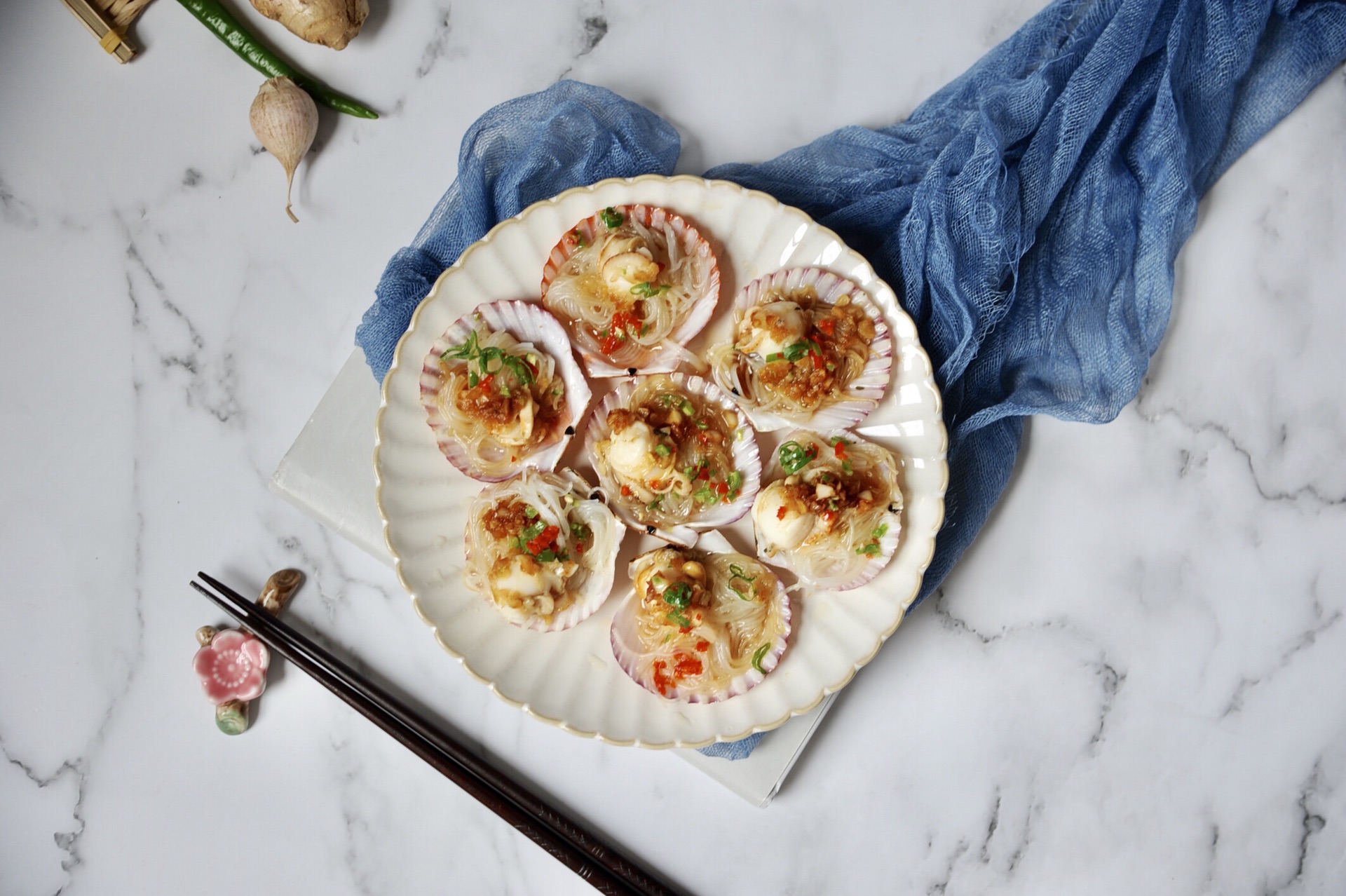 蒜蓉粉丝蒸扇贝好吃得不得了,蒜蓉粉丝蒸扇贝香辣爽口过瘾