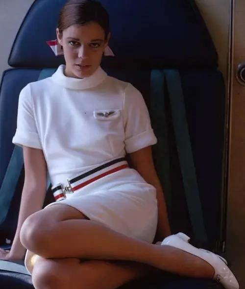 一位美国空姐爆料：国际航班真是太脏了，小桌板下有乳白液体！