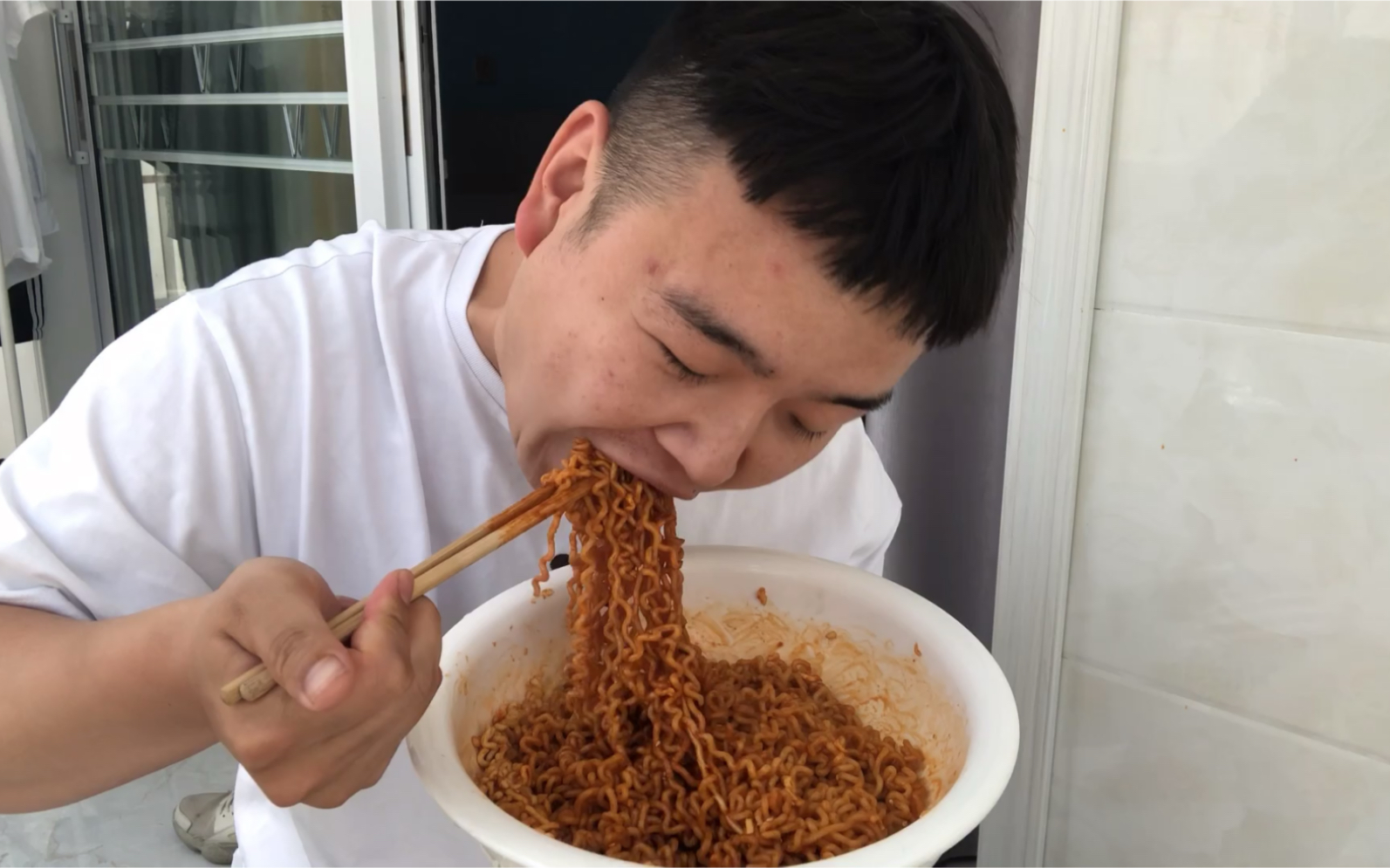 头颈部爱出汗,头部容易出汗中医认为是什么原因