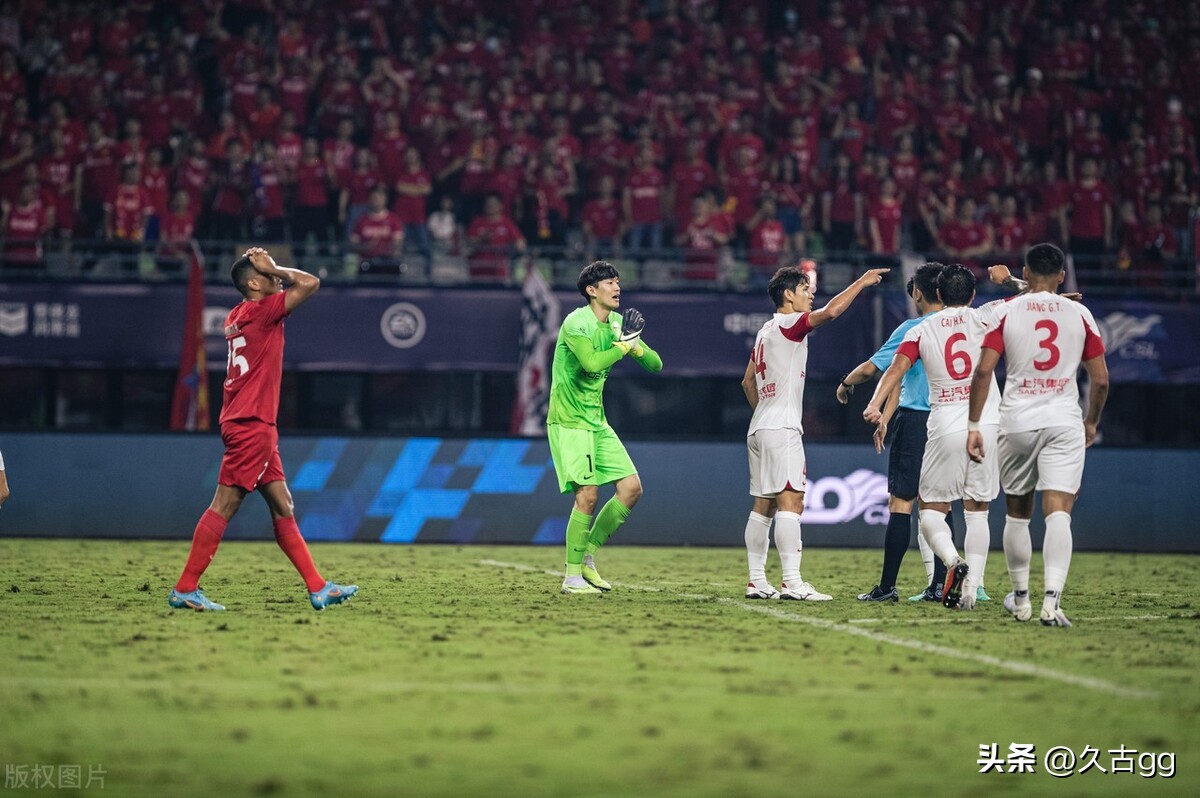 哈维尔赛后遭记者怒问,哈维尔向球迷道歉视频