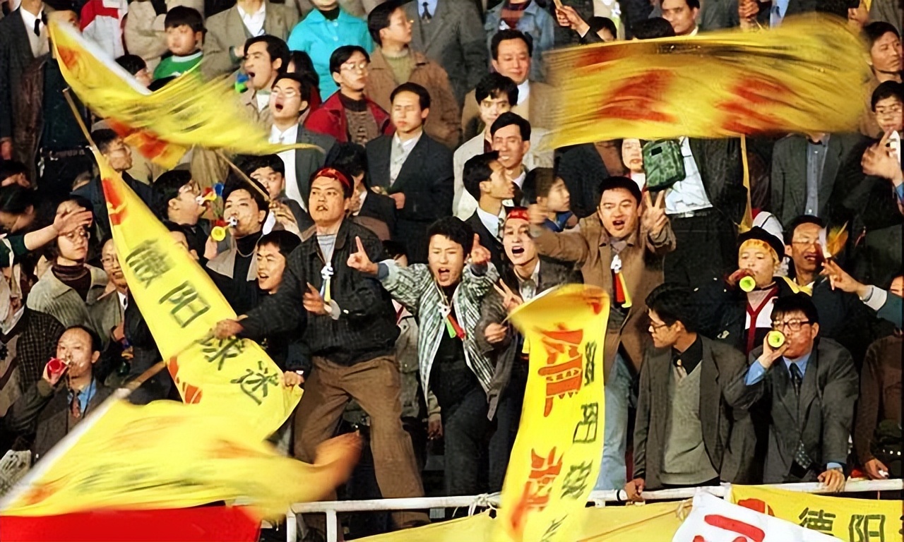 成都人看足球的阵仗这么疯吗？哈哈哈哈哈