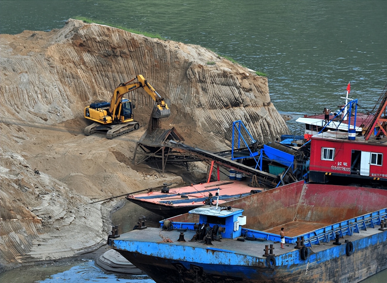 长江惊现隐形采砂船！一晚采10000吨“软黄金”，为何如此疯狂？