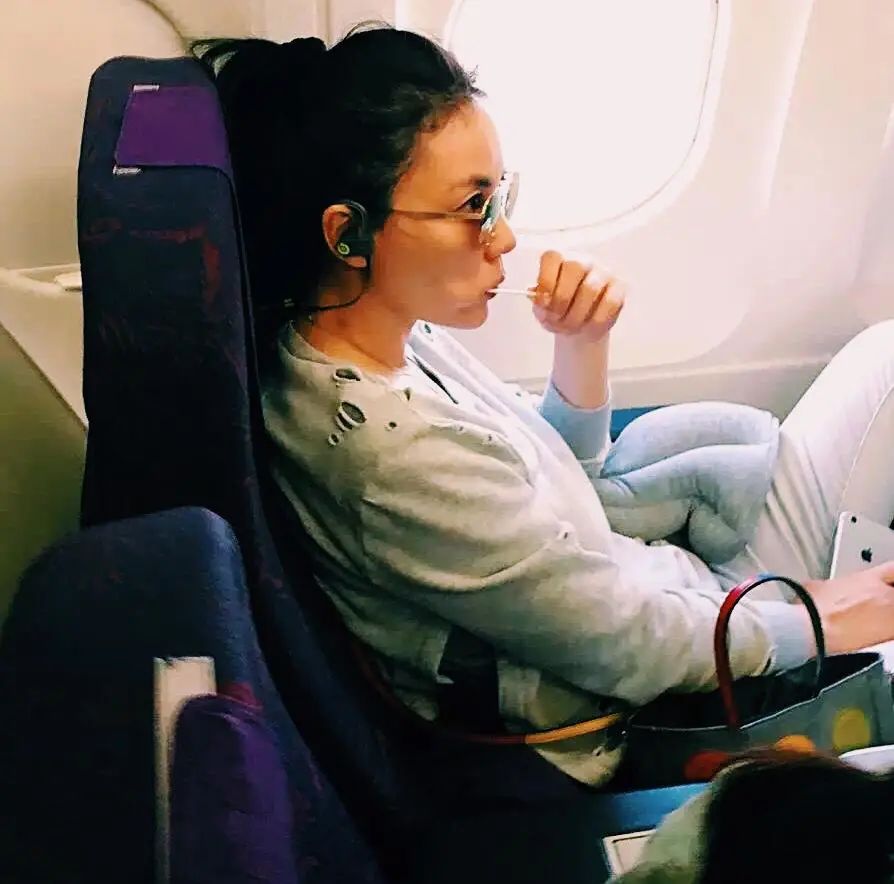 谢霆锋王菲机场合照,王菲谢霆锋经济舱