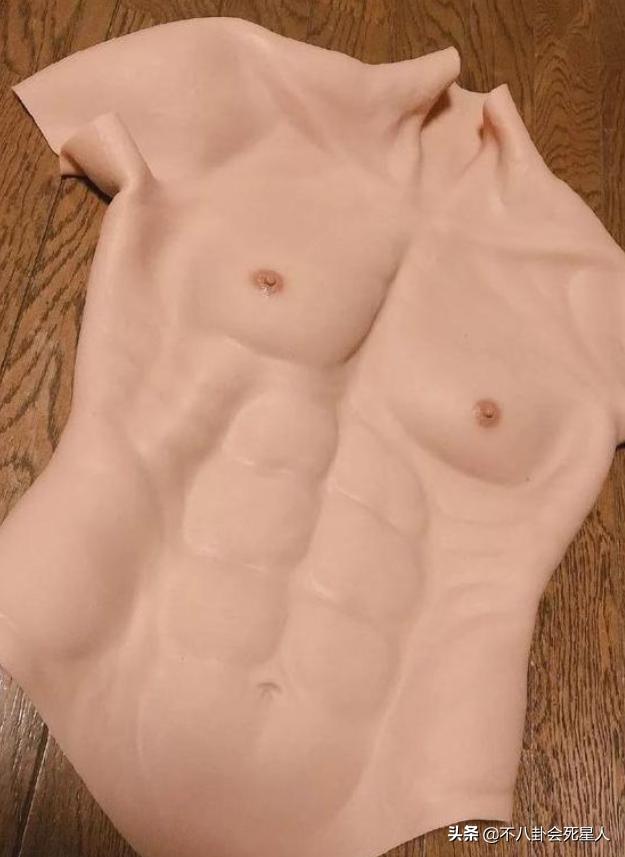 男人味也能“造假”？眉毛稀疏、画腹肌、贴鬓角，张艺兴差距最大