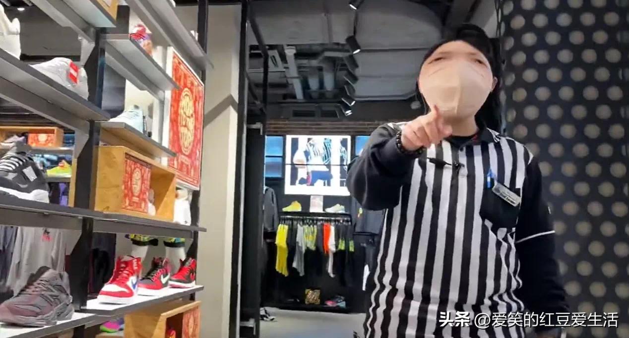 女孩挑战“在香港只说普通话”遭白眼，试鞋子时的遭遇尤其离谱！