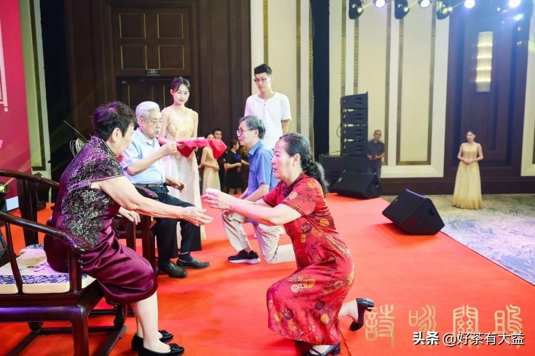 在诗与茶中感受深爱|“诗咏关雎”60周年钻石婚纪念茶会圆满举办