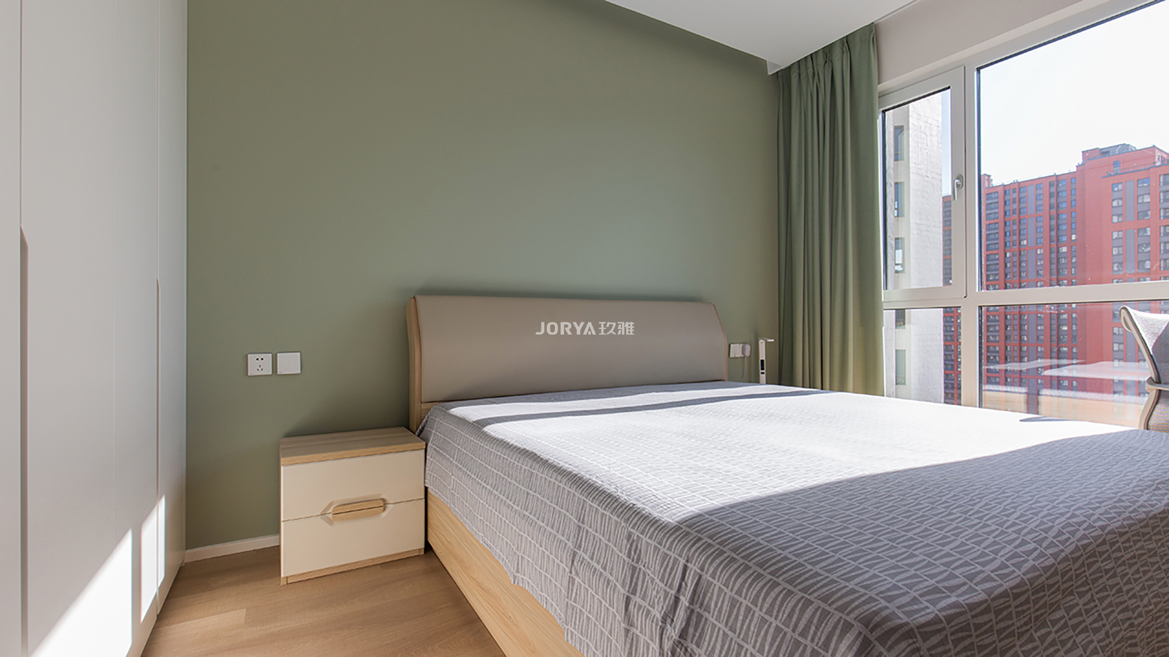 斜坡造型吊顶,斜坡屋顶木板吊顶