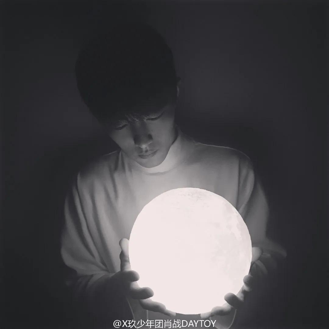 肖战微博上发自己的照片,肖战曾经的微博照片