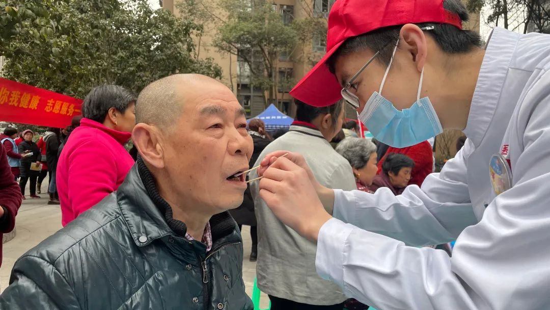 骑士医院白衣天使“化身”雷锋深入社区送健康