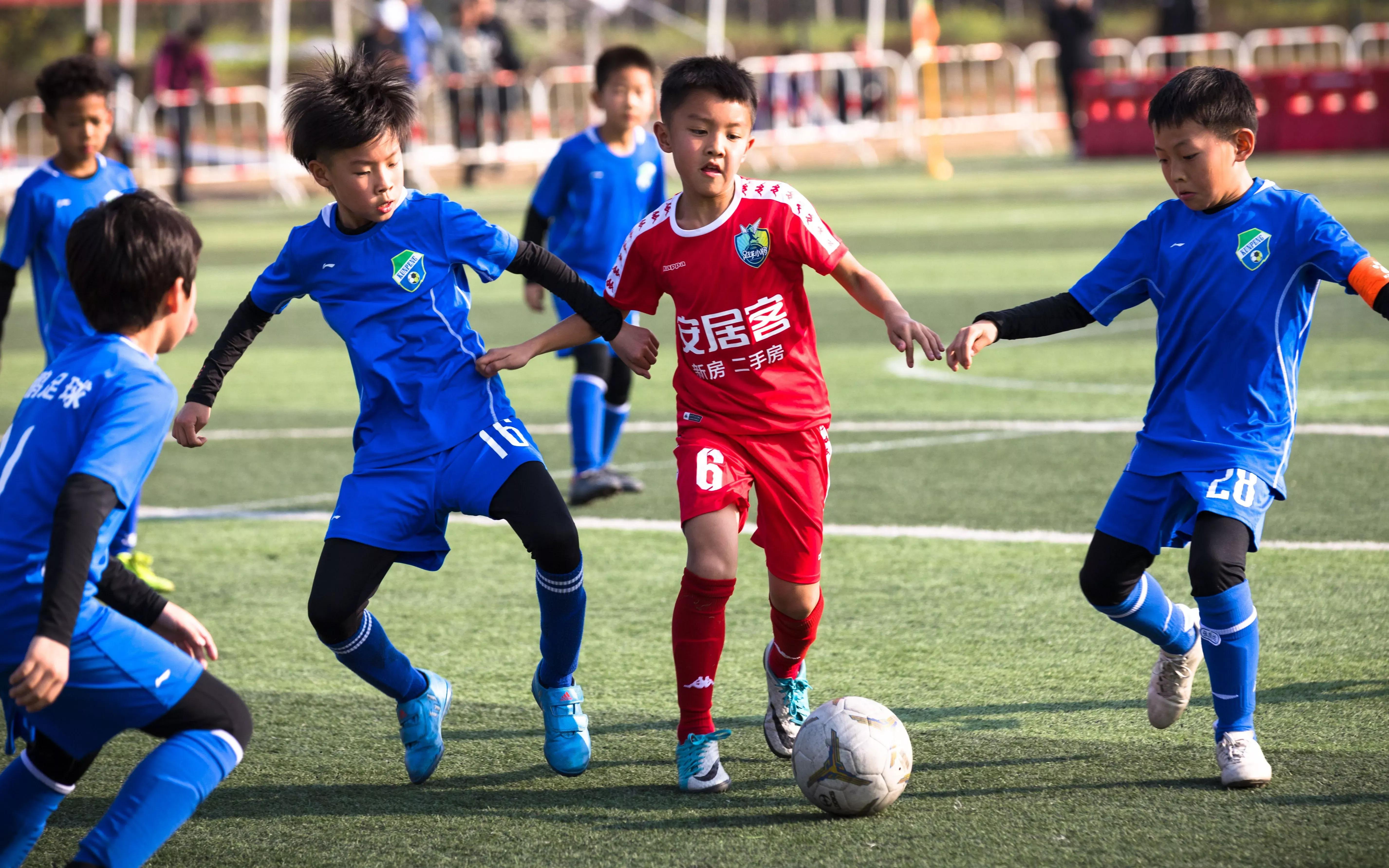 业余队穷小子漂洋过海追逐足球梦，伯乐只会赏识奋发向上的千里马