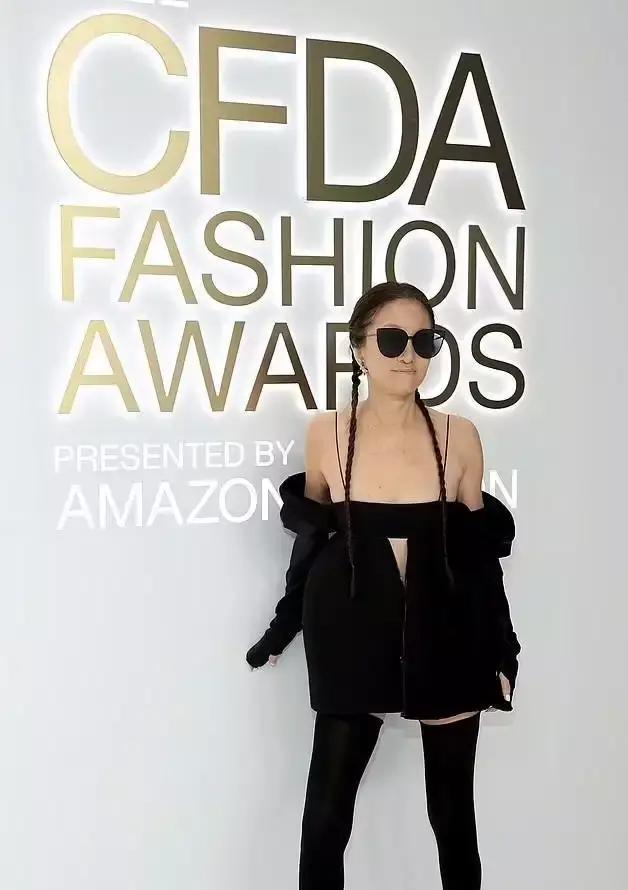 “时尚魔女”王薇薇：63岁离婚，与27岁小鲜肉热恋，她活成了女王