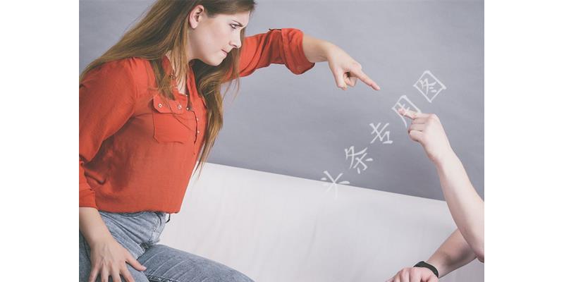 貌美女子与男闺蜜车震被丈夫堵车上，被路人围观，直接离婚