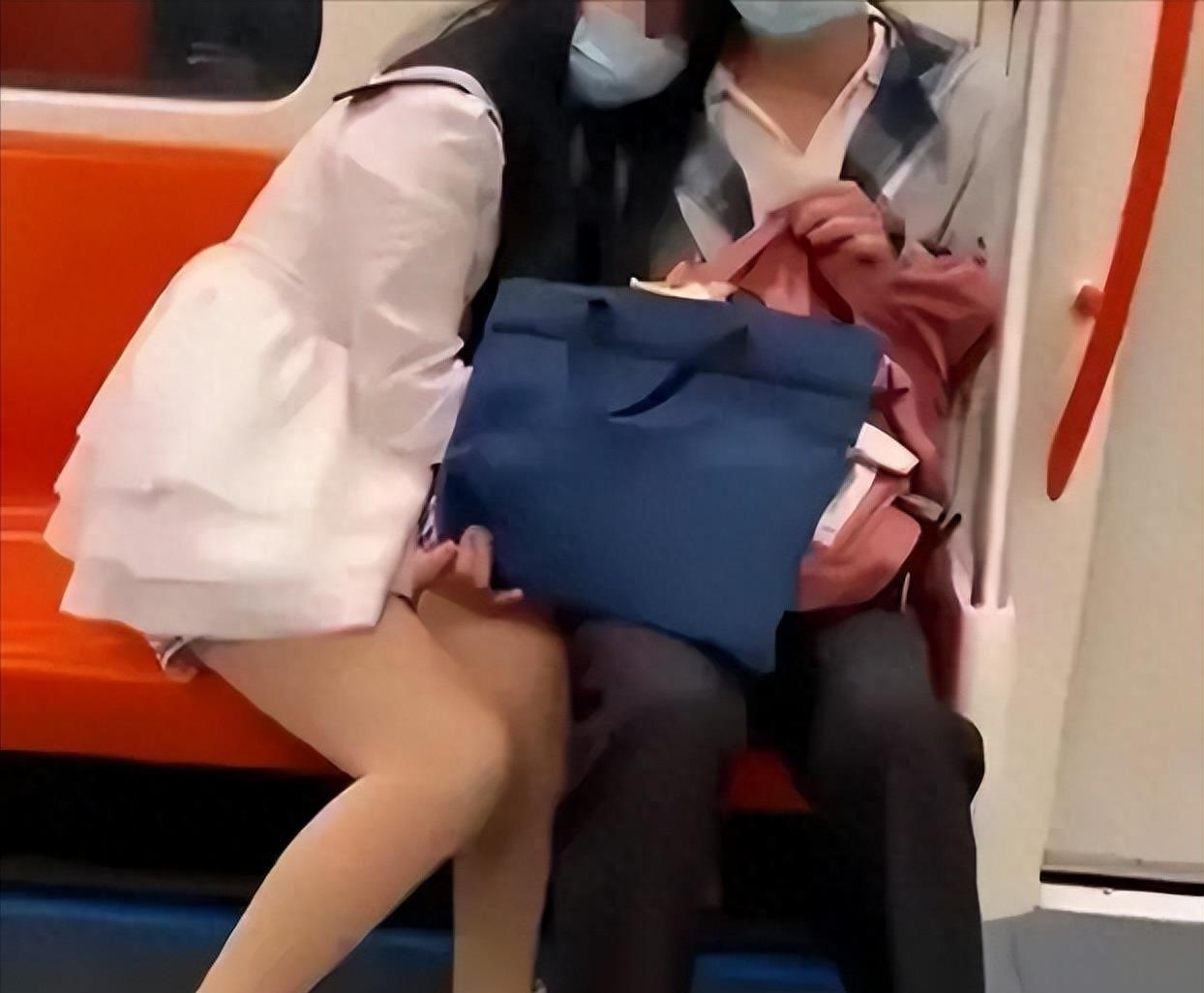上海地铁情侣不当行为曝光：皮包遮住手*处私**引起关注