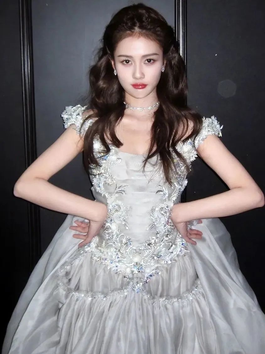 张嘉倪黑裙和网红同框,张嘉倪风波后首晒美照