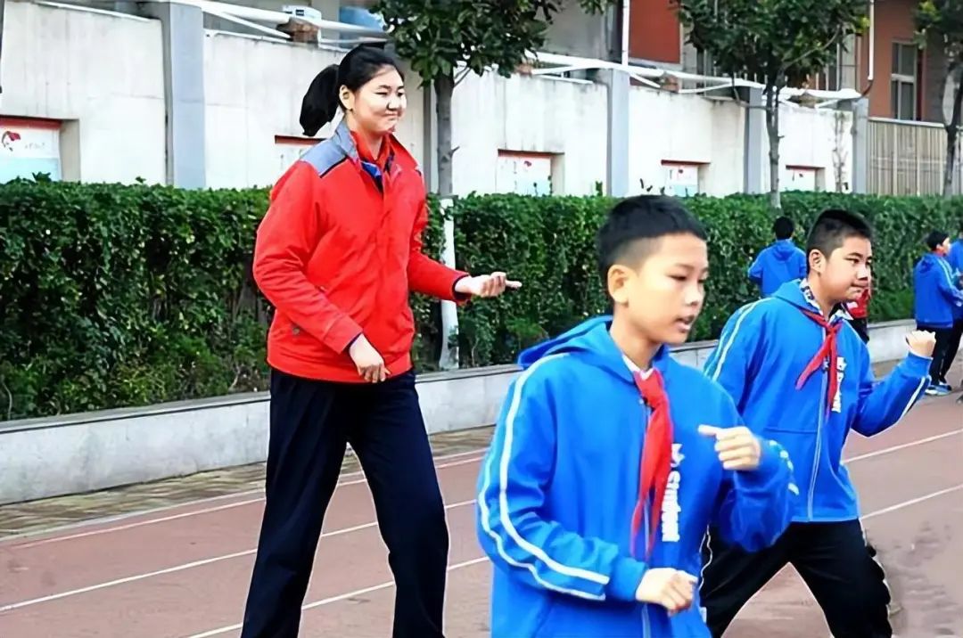 山东“女姚明”张子宇14岁已跟姚明一样高，姚明女儿都没她能长