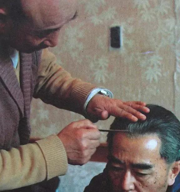 他因太像周总理，看了他的电影*颖超邓**激动落泪，后被邀请做客