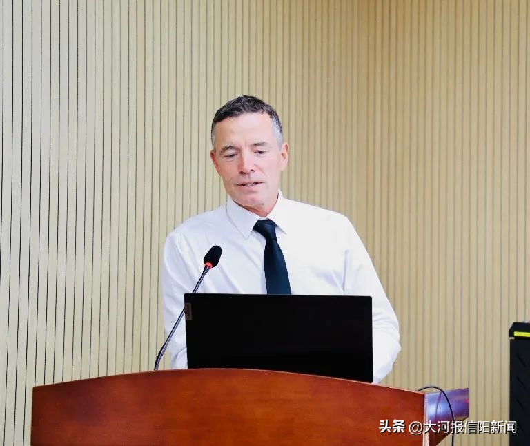 两位丹麦泌尿外科教授访问信阳市中心医院进行学术交流