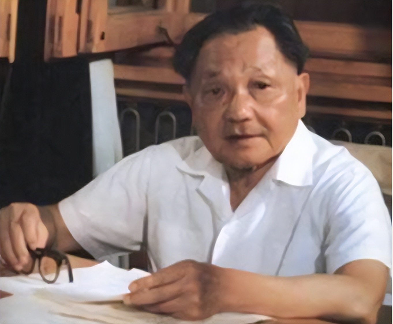 1997年香港回归场景：彭定康仰天含泪，“港督”女儿哭得难以自拔