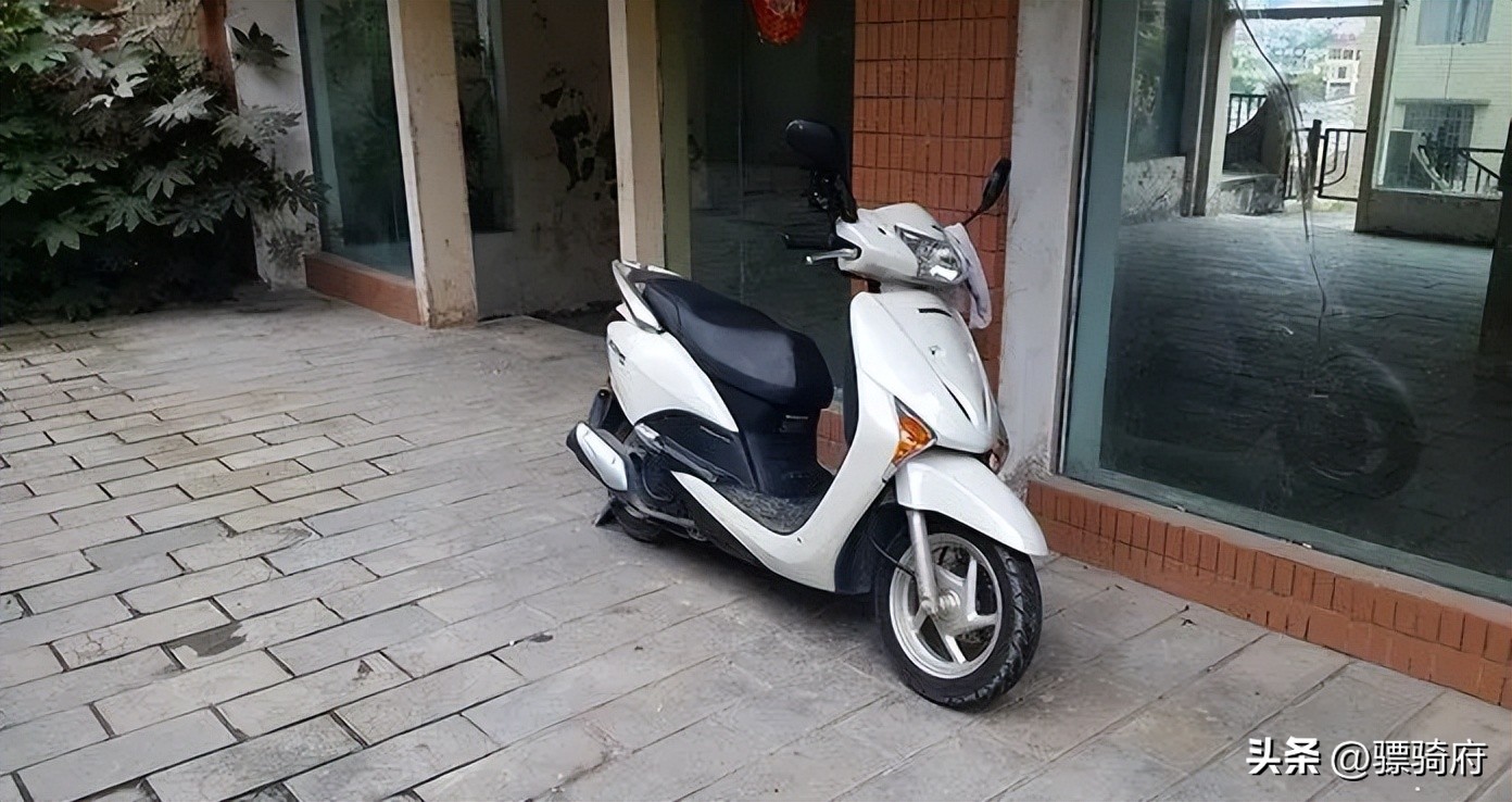 2022款本田lead125对比2018款,2023本田lead125和裂行125对比